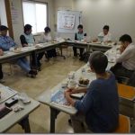 飲食店の企画立案の人数は少ない方がすすむ